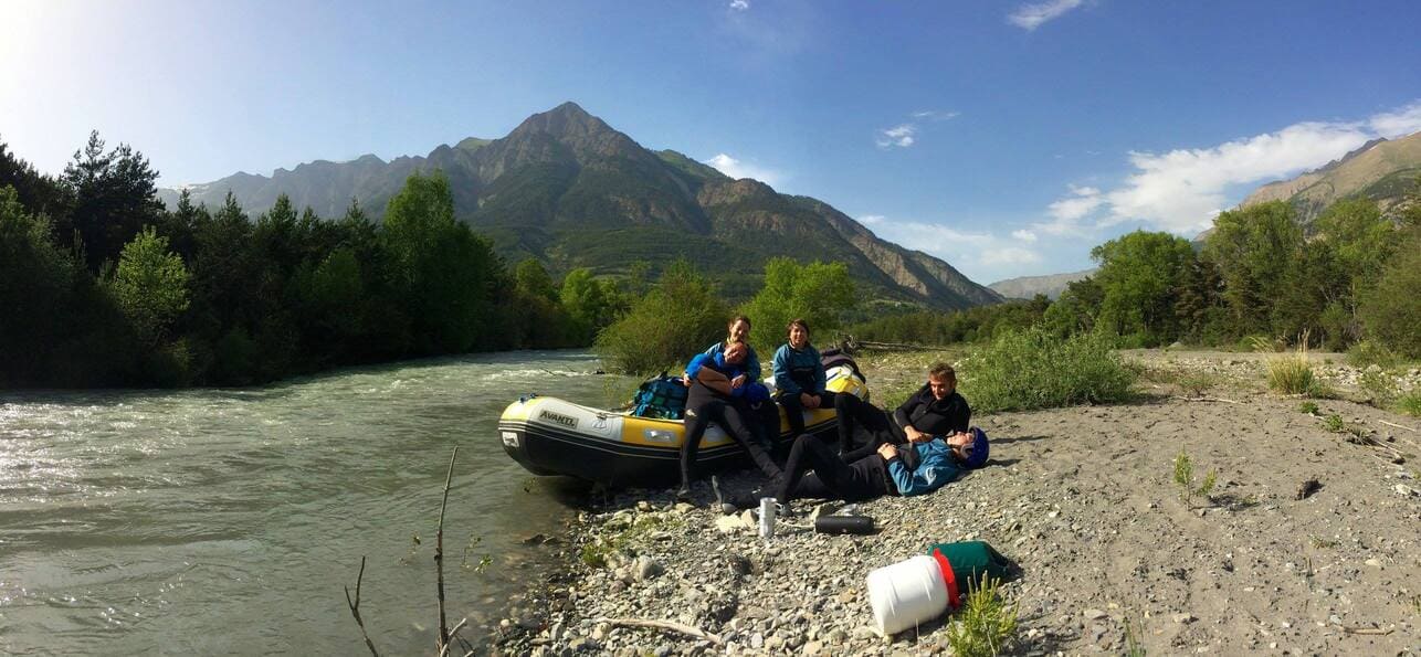 Rafting découverte au printemps et pique nique sur une belle plage de la rivière Ubaye