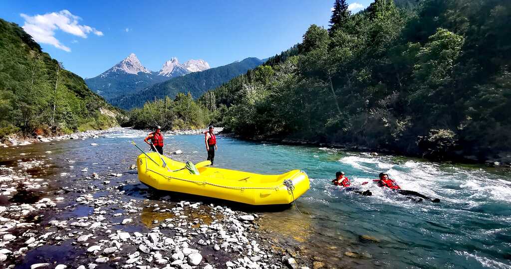 rafting classique en été et pause floating dans l'Ubaye. Un paysage grandiose avec la vue sur les Séolanes